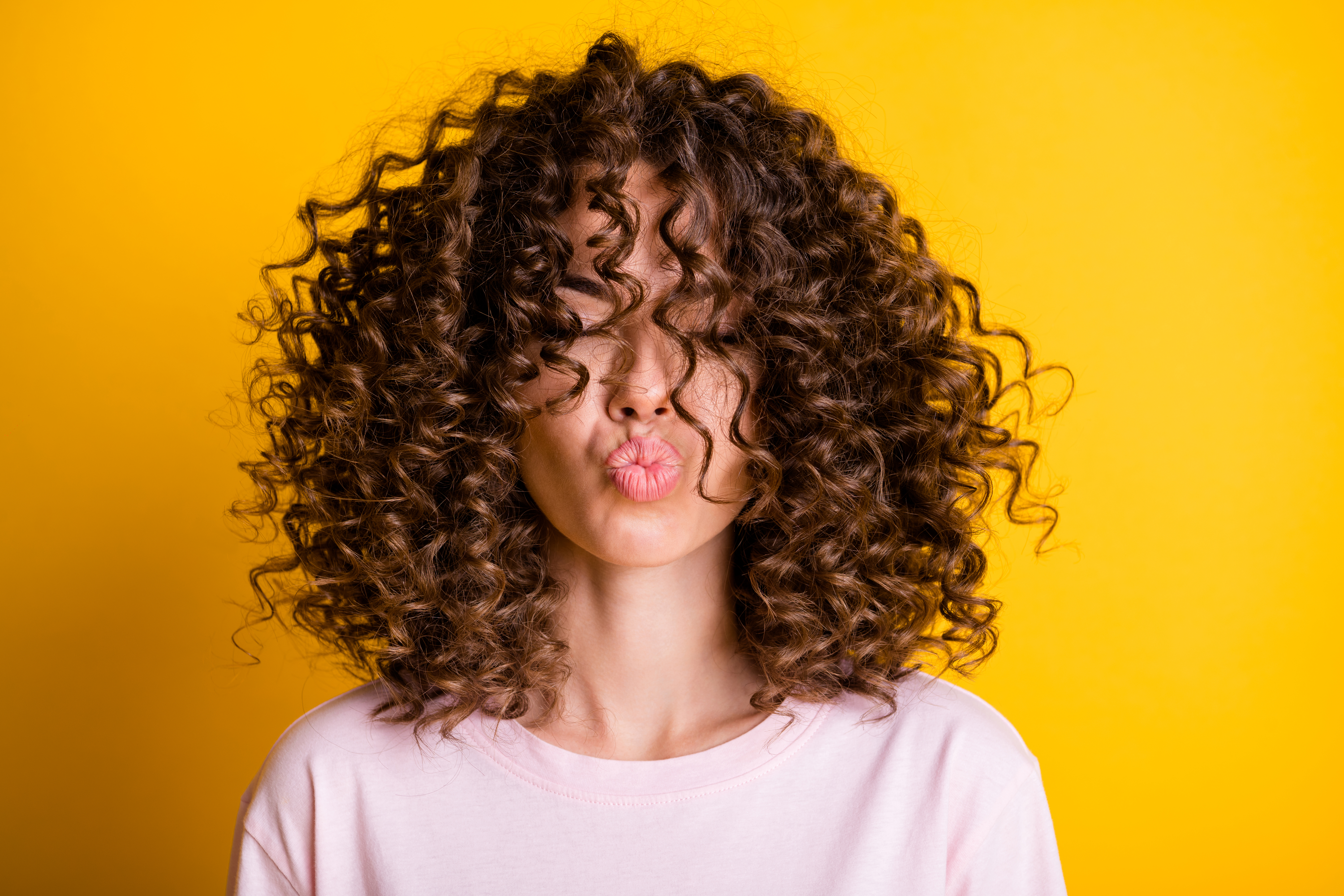 Aprende a rizar tu cabello sin necesidad de usar la plancha o artefactos  que puedan dañarlo - La Opinión