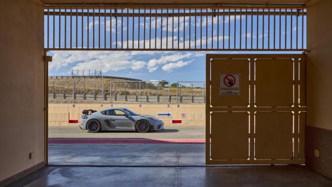 Vista lateral del Porsche 718 Cayman GT4 RS