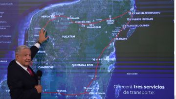 AMLO explica ruta del Tren Maya, una de las obras emblemáticas de su gobierno.