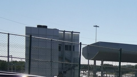 Mexicanos ingresan en vehículos a EE.UU. tras levantar restricciones por la COVID-19 para viajes no esenciales.