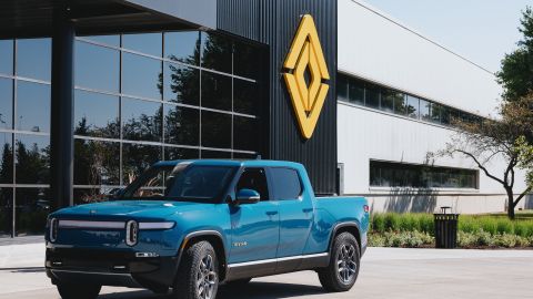 Foto de una camioneta eléctrica de Rivian frente a su fábrica