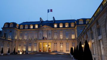 El presunto ataque sexual tuvo lugar después de una ruidosa fiesta de despedida a la que asistió el presidente Macron en su casa oficial en el centro de París.