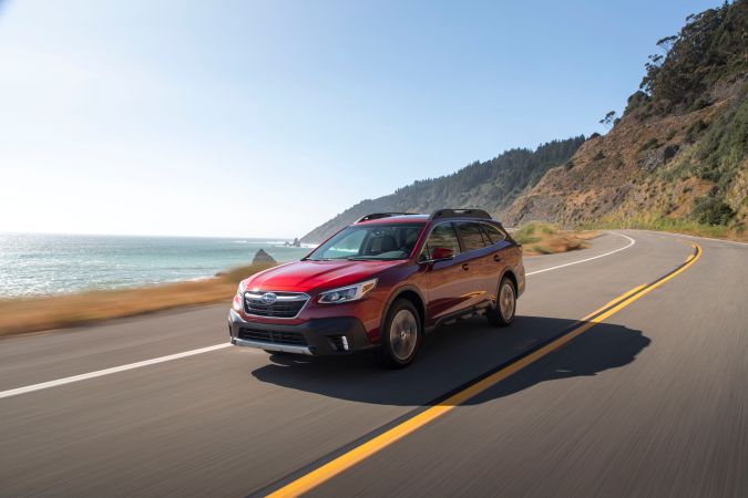 Foto del Subaru Outback en carretera