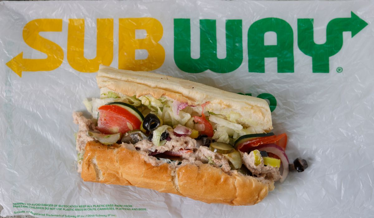Demandantes acusan a Subway de engañar a los consumidores sobre el atún en sus sándwiches.