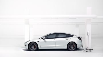 Foto del Model 3 de Tesla mientras está siendo cargado