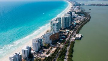 Reportan dos hombres muertos en tiroteo registrado en playa de zona hotelera de Cancún
