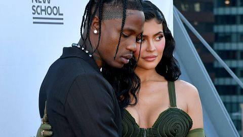 Kylie Jenner brinda apoyo incondicional al padre de su hija Travis Scott.