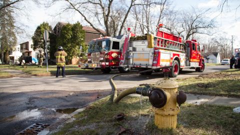 VIDEO: Explosión e incendio en Michigan deja un muerto, una niña de 3 años desaparecida y un vecindario bajo ruinas