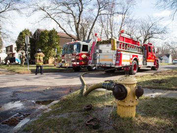 VIDEO: Explosión e incendio en Michigan deja un muerto, una niña de 3 años desaparecida y un vecindario bajo ruinas
