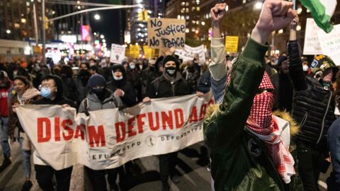 Violentas protestas en Portland y otras ciudades de EE.UU. ante el veredicto de no culpabilidad de Kyle Rittenhouse
