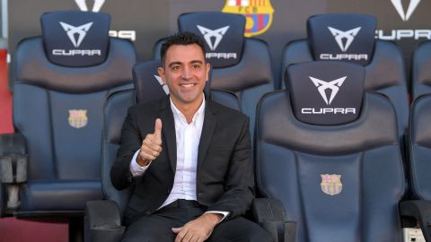 Xavi Hernández en el banquillo del Fc Barcelona.