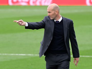 Zidane podría llegar al banquillo del PSG la próxima temporada.
