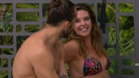 Alicia Machado y Roberto Romano en el jacuzzi de 'La Casa de los Famosos'.