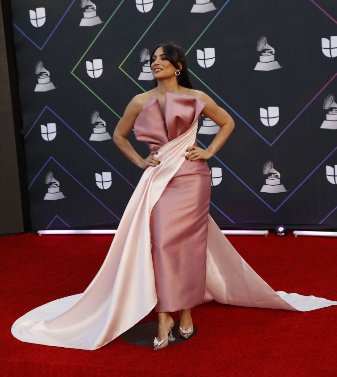 Ana Brenda Contreras en la alfombra roja de los Latin Grammys 2021.