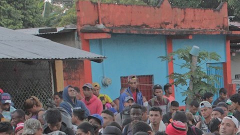Caravana migrante llega a la comunidad de Nueva Milenio Valdivia Chiapas rumbo a la Ciudad de México.