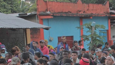 Caravana migrante llega a la comunidad de Nueva Milenio Valdivia Chiapas rumbo a la Ciudad de México.