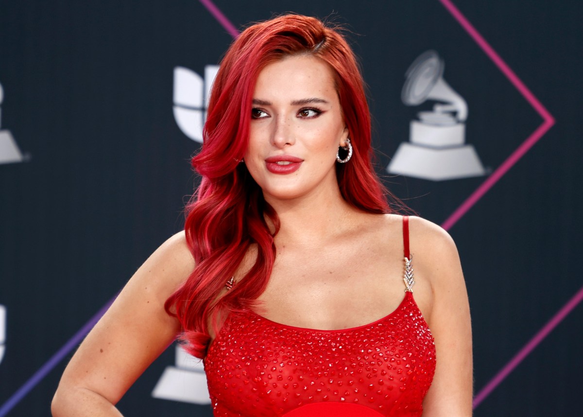 Bella Thorne se muestra bañándose en la tina, cubriendo parte de su