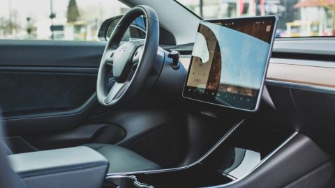 Foto del interior de un auto de Tesla