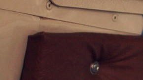 Foto de una mujer conduciendo tomada desde el interior de la cabina