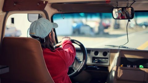 Foto de una mujer conduciendo tomada desde el interior de la cabina