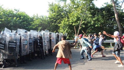 Migrantes se enfrentan con Guardia Nacional en Chiapas México.