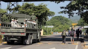 Elementos de la Guardia Nacional de México vigilan el avance de la caravana migrante en Chiapas.