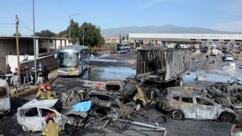 VIDEO: Joven libra la muerte de milagro, escapa de auto en llamas antes de fallecer calcinado