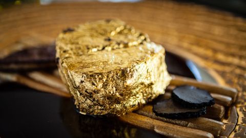 Carne cubierta con oro