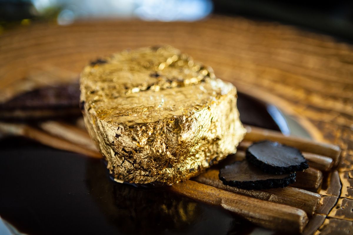 Un filete de carne cubierto de oro comestible en restaurante de Salt Bae cuesta mil dólares.