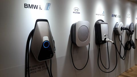 Foto de varios cargadores eléctricos domésticos para autos eléctricos