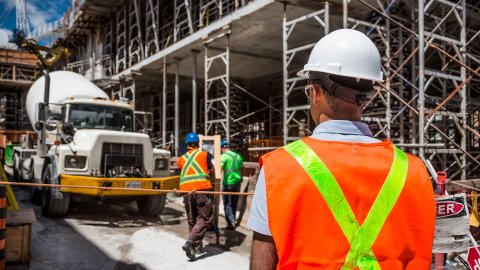 Foto de trabajadores durante una construcción