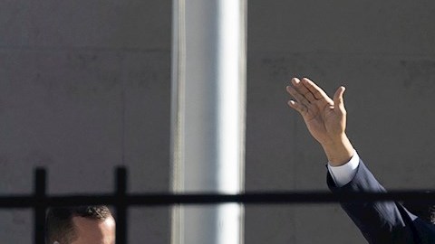 AMLO saluda a sus simpatizantes desde el edificio de la ONU en Nueva York.