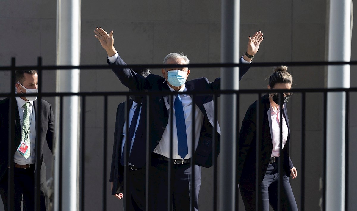 AMLO saluda a sus simpatizantes desde el edificio de la ONU en Nueva York.