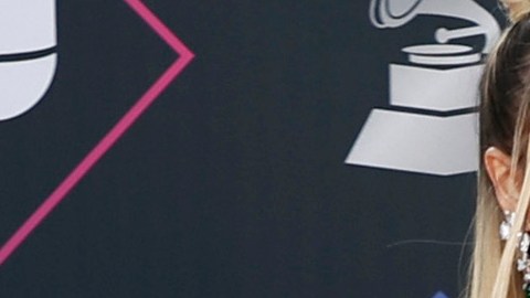 Danna Paola se despoja de su chamarra para lucir su figura en shorts y sostén metalizados