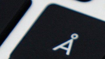 Foto de un teclado de computadora con la marca de una huella dactilar en una tecla