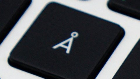 Foto de un teclado de computadora con la marca de una huella dactilar en una tecla