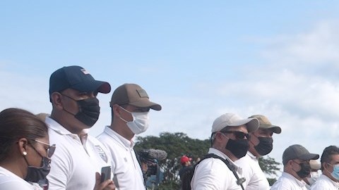 Autoridades mexicanas vigilan el avance de la caravana migrante por Veracruz, México.