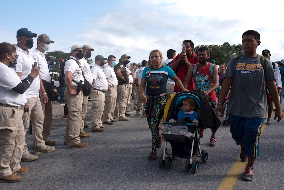 Autoridades mexicanas vigilan el avance de la caravana migrante por Veracruz, México.