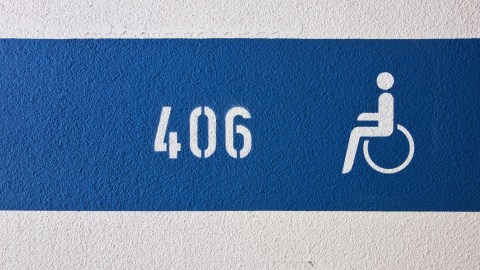 Foto de una señal de estacionamiento para discapacitados