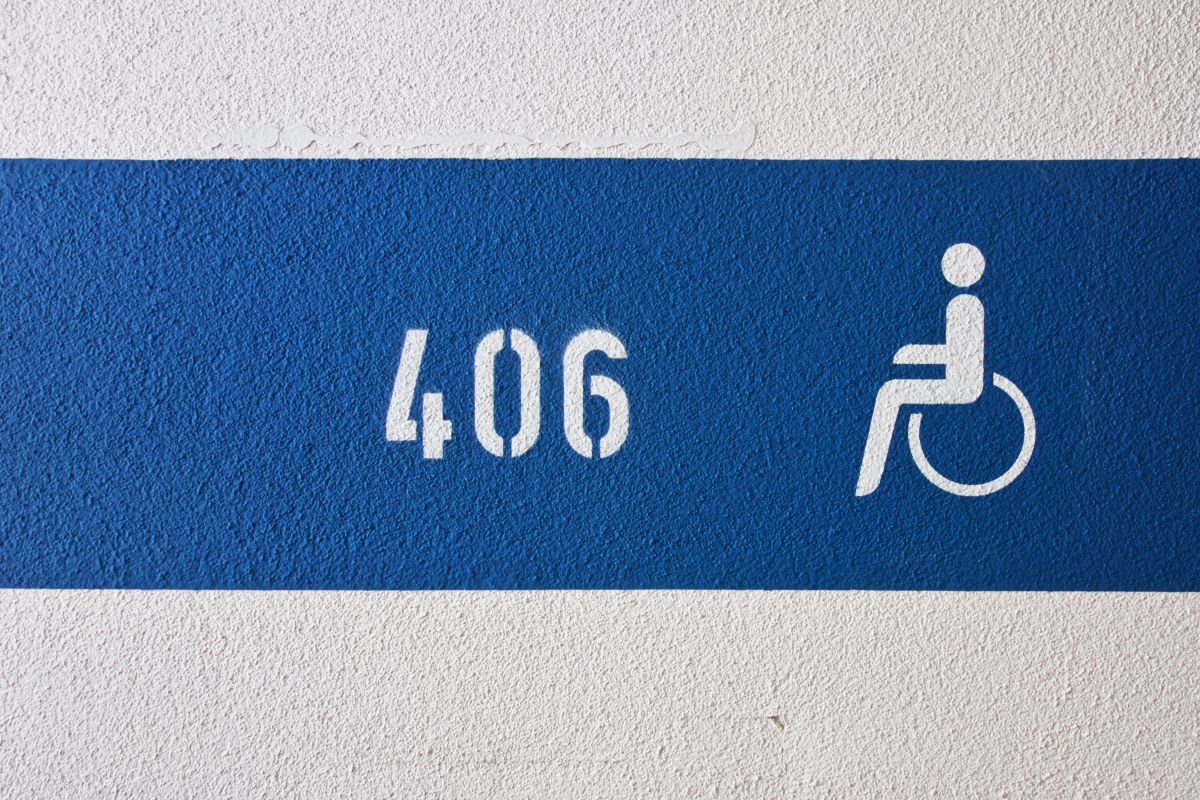 En el estado de California, las personas discapacitadas pueden obtener una placa de matrícula especial para identificar sus autos. 