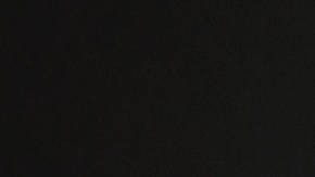 Foto de un oficial de policía solicitando identificación a un conductor