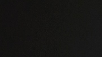 Foto de un oficial de policía solicitando identificación a un conductor