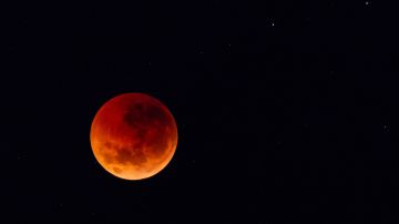Durante el eclipse parcial de luna, nuestro satélite natural se tornará de un color rojizo.