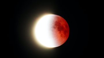 En un eclipse de luna nuestro satélite natural adquiere un color rojizo.