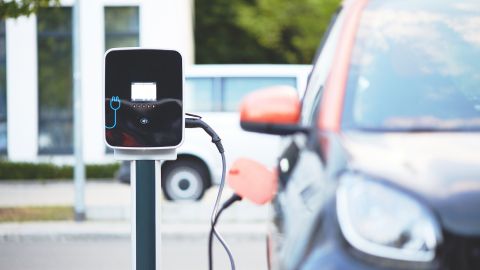 Foto de un auto eléctrico cargándose