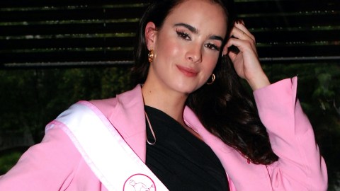 Usando un corset de piel, Gala Montes baila sensualmente en las calles de Las Vegas