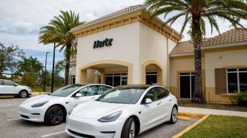 Hertz apuesta por los autos eléctricos de Tesla con el fin de que sus clientes tengan nuevas experiencias al rentar un auto.