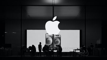 Foto del logo de Apple en un edificio