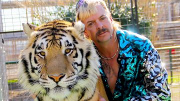 Joe Exotic con un tigre