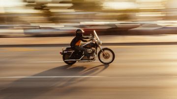 Foto de una persona conduciendo una motocicleta